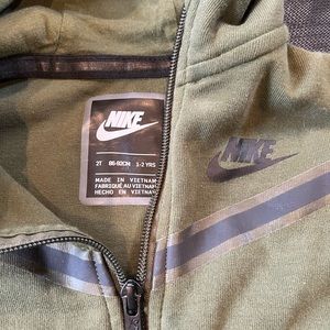 Nike Tech sweat suit. Size 2T.
